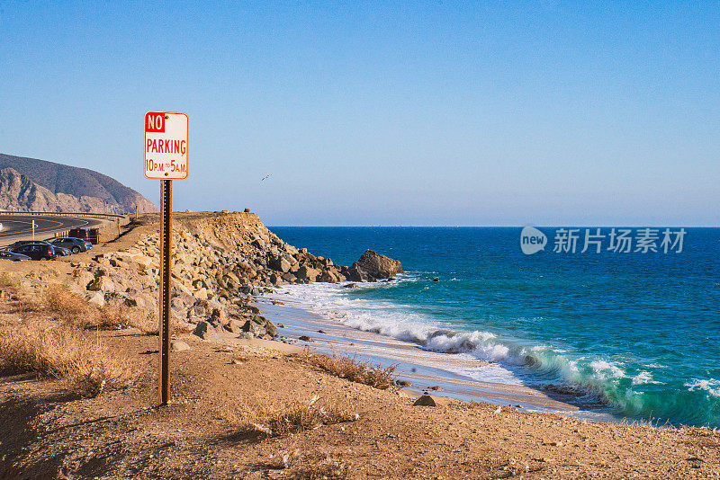 沿太平洋海岸高速公路/加利福尼亚州1号公路和海洋禁止停车标志